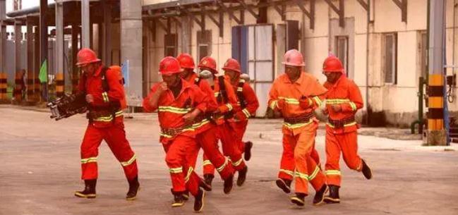 嘉魚開展?；飞a(chǎn)安全事故綜合處置應(yīng)急演練
